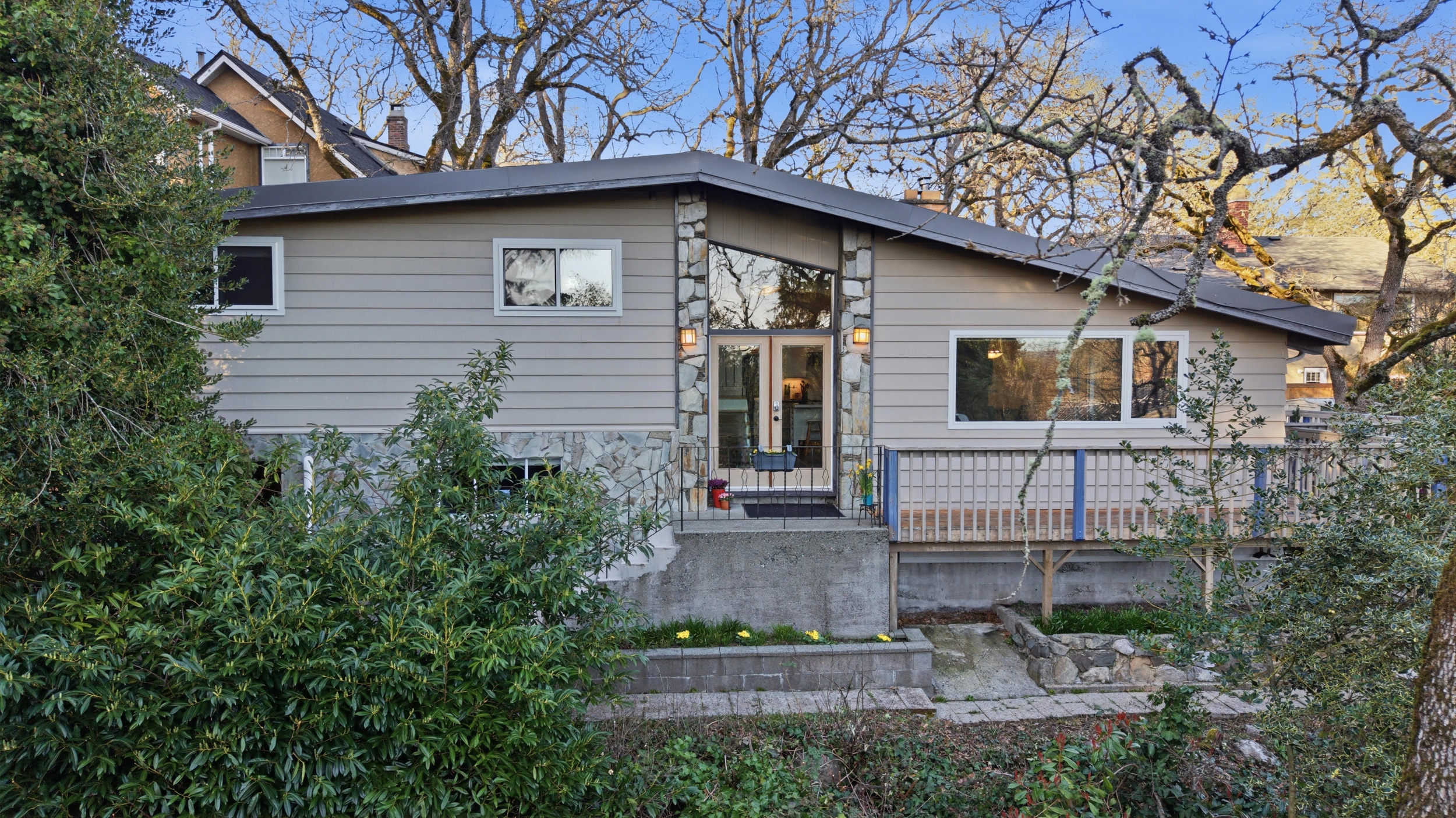 3379 Connorton Ln, Victoria, BC V8P 3K2, Canada