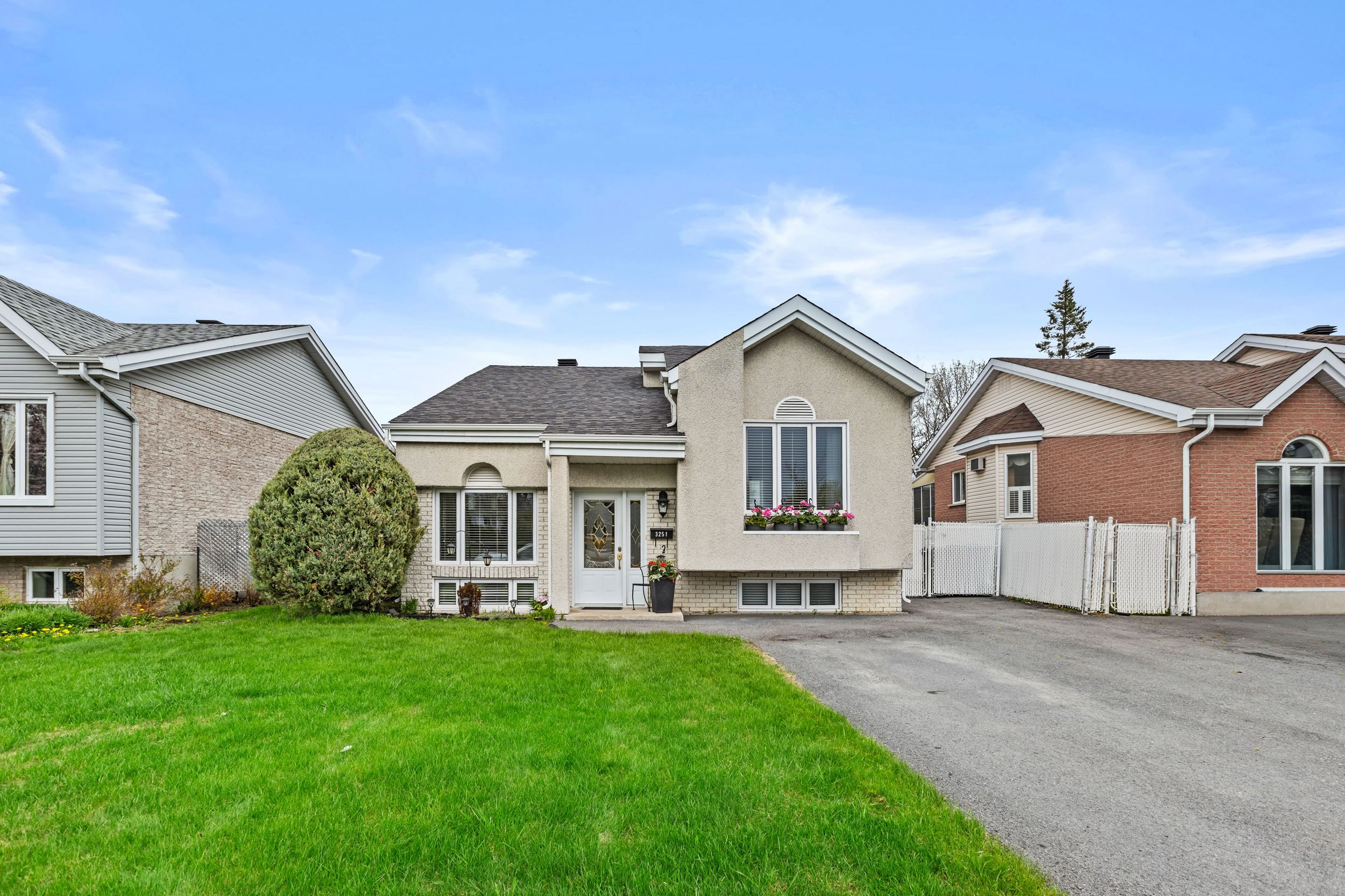 3251 Bd Roland-Therrien, Longueuil, QC J4M 2V9, Canada