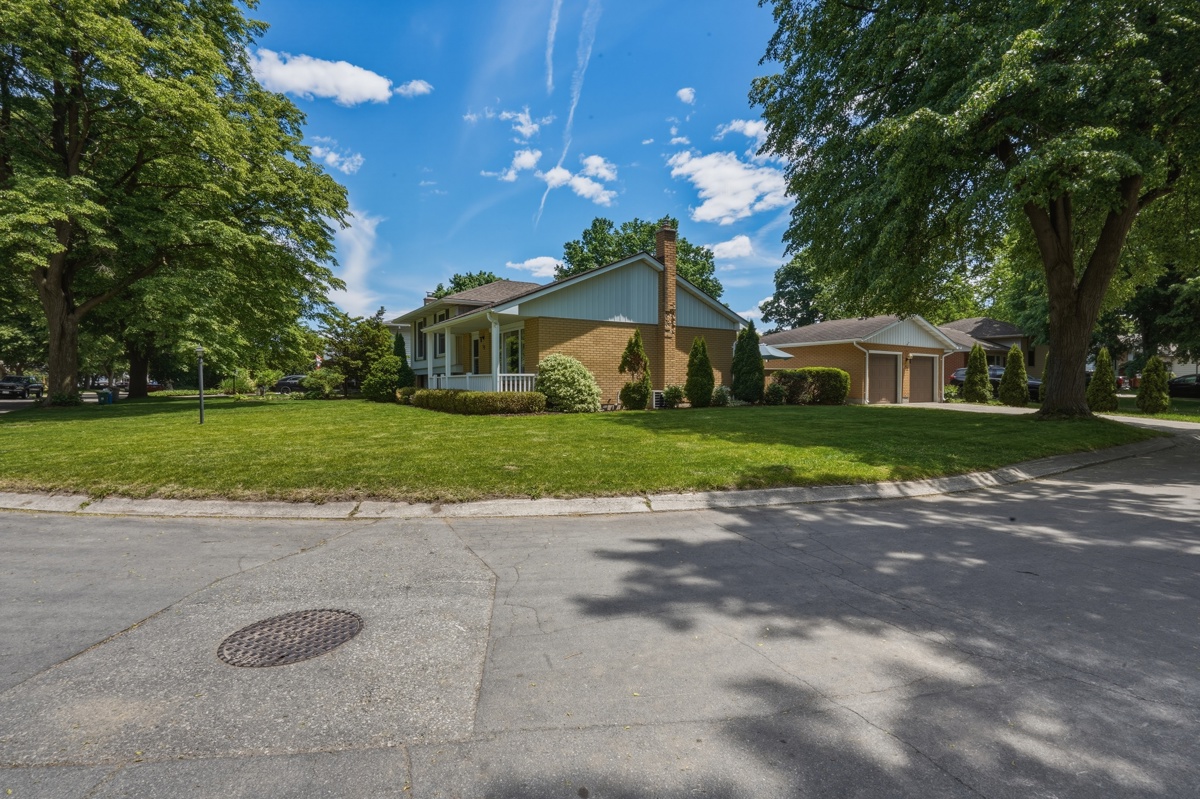 52 Maxwell Crescent London Ontario — Exterior Front