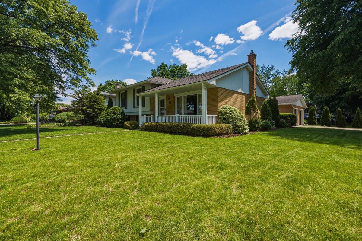52 Maxwell Crescent — Exterior