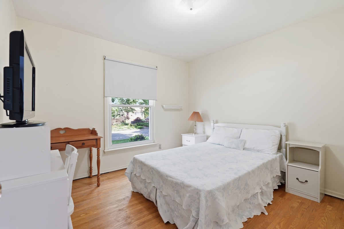 Maxwell Crescent — Room
