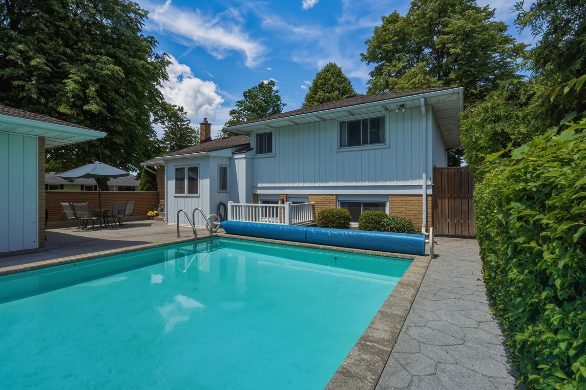 Maxwell Crescent — Exterior/Pool