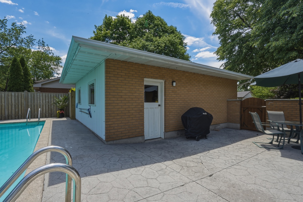 Maxwell Crescent — Exterior/Pool