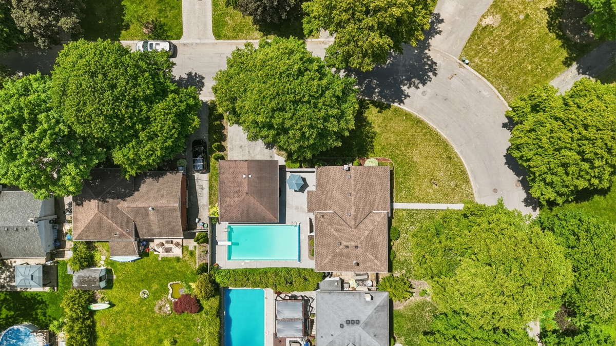 Maxwell Crescent — Exterior