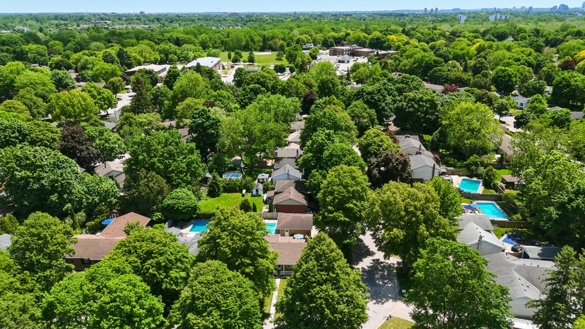 Maxwell Crescent — Inground Pool