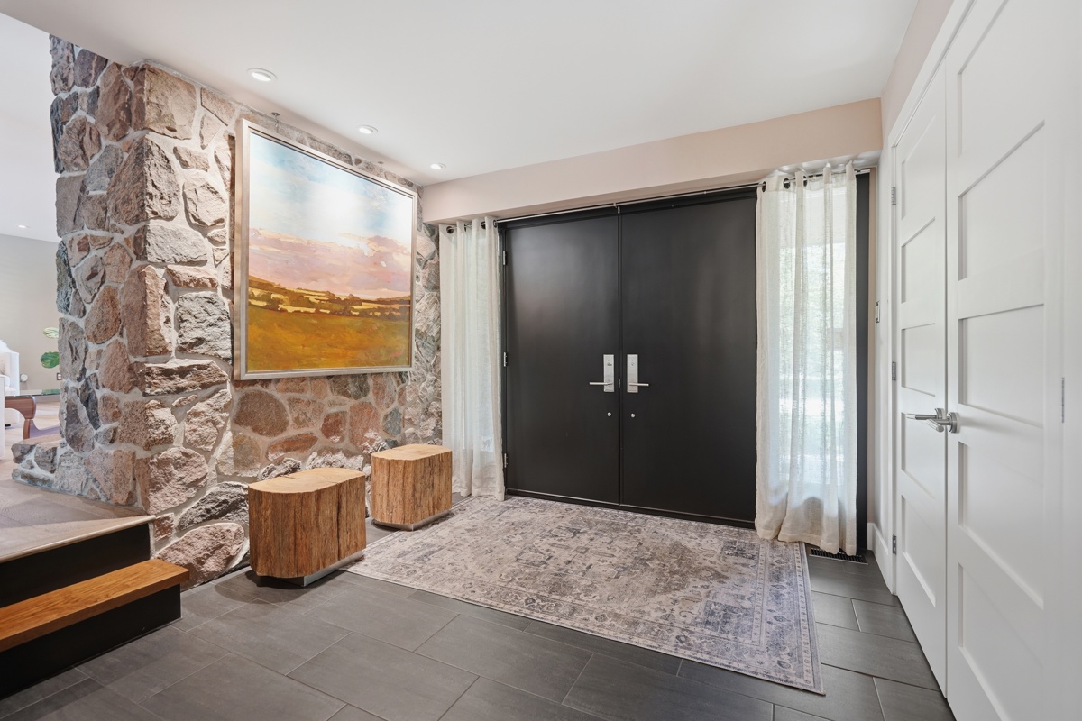 Primary ensuite — double sinks and quartz countertop