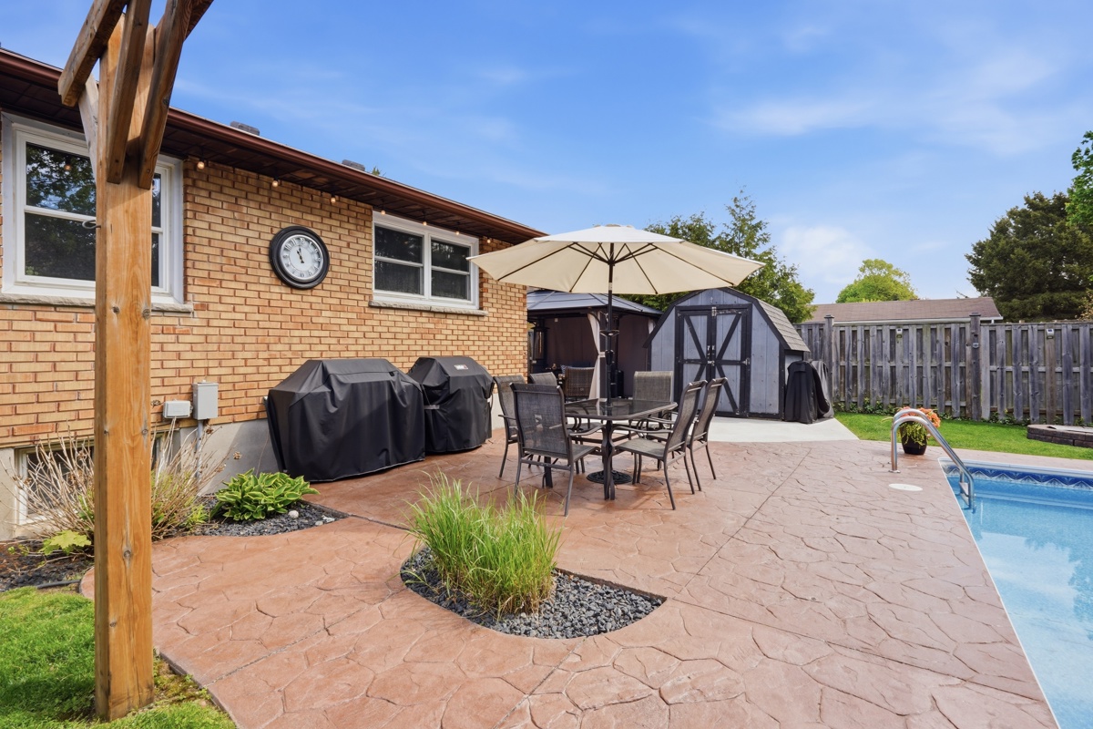 Backyard privacy — only one adjacent neighbour