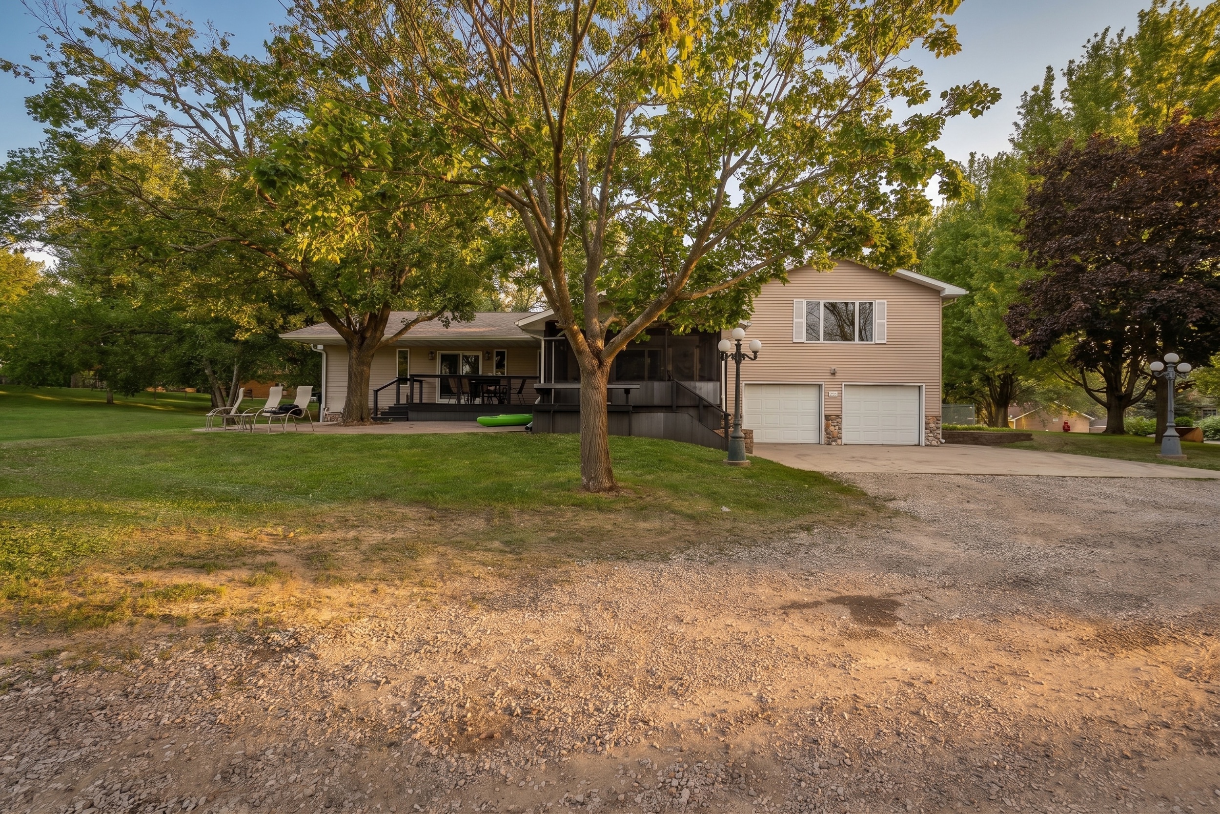 2512 S Shore Dr, photographed by Bricksworth