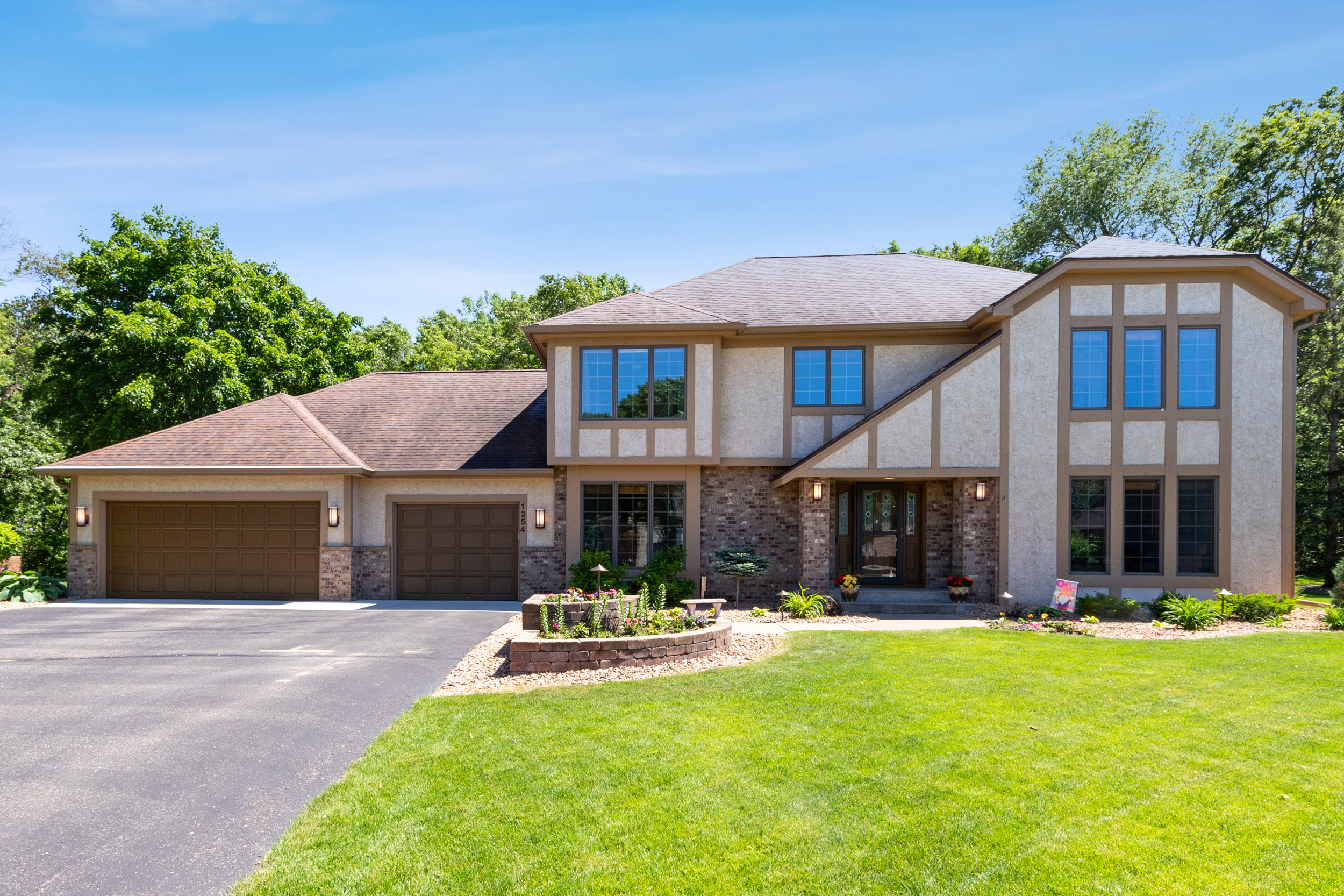 1254 Wilderness Curve, St Paul, MN 55123, USA