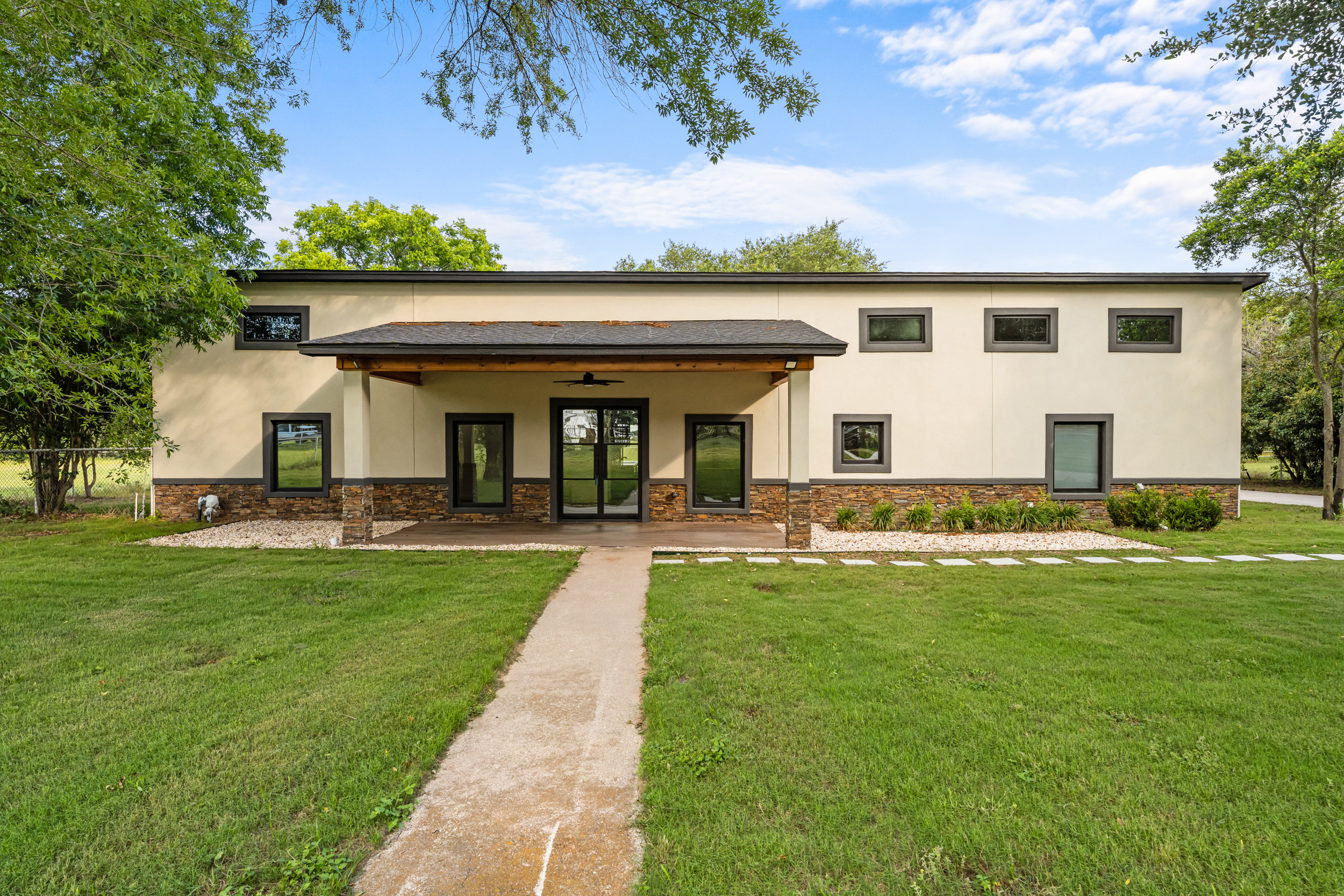 1215 E Stegall Dr, Robinson, TX